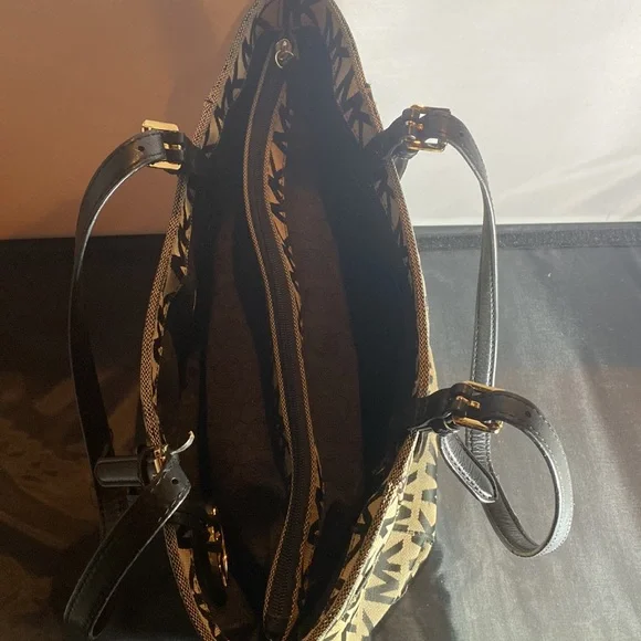 Michael Kors hand bag and wallet. - Picture 5 of 9